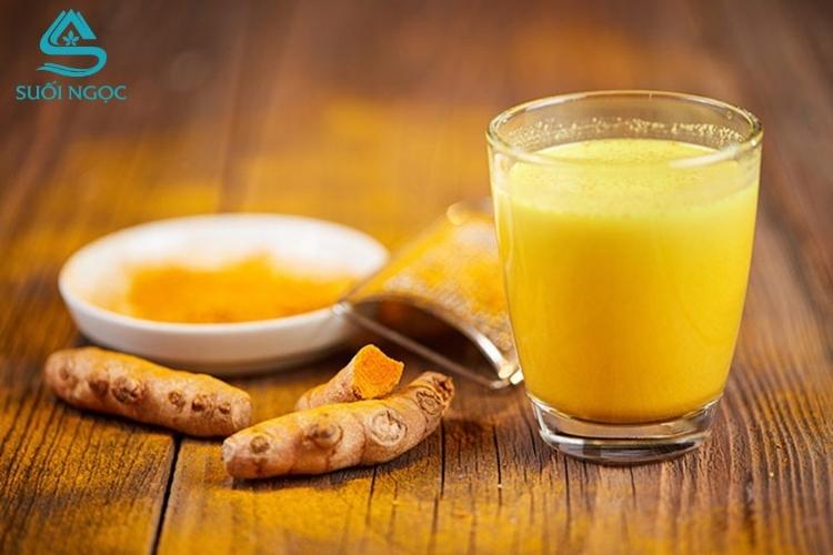 Trà nghệ có vị cay nhẹ, hơi đắng, ấm rõ